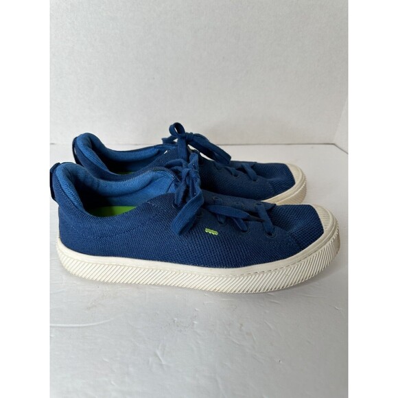 Cariuma Men\'s 9 / Women 10.5 Low Canvas Sneaker in Shadow Blue main image 5